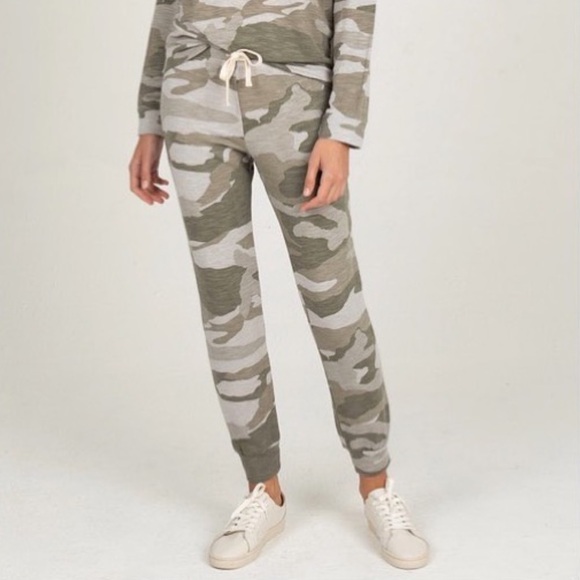 Monrow Women’s Vintage Oversized Camouflage Print Joggers Size XS - Picture 1 of 5